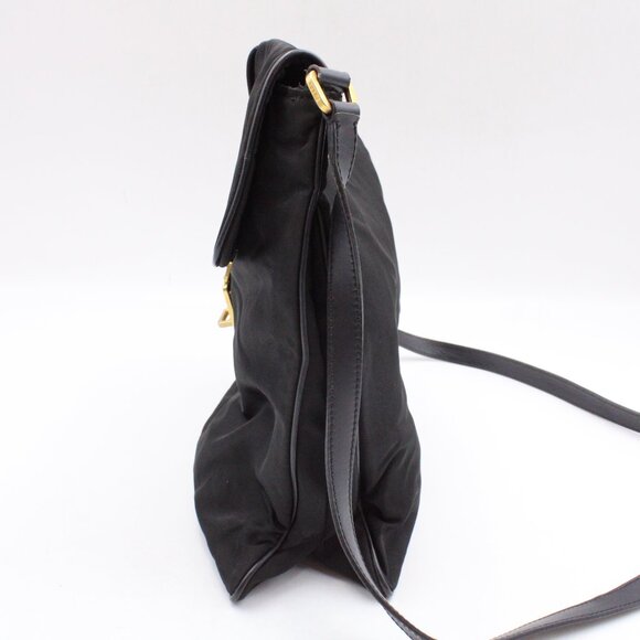 Pre-Owned Prada Nylon Tessuto Shoulder Messenger Bag in Black with Gold Hardware - Picture 4 of 15